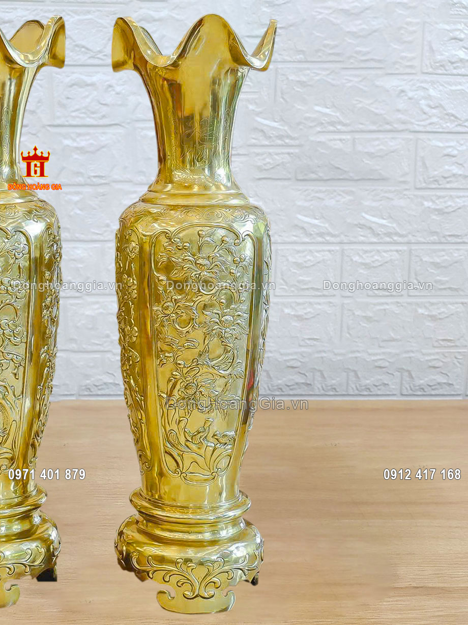 Lọ lộc bình có màu sắc vàng sáng ánh kim sang trọng và đẳng cấp